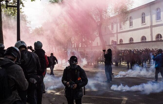 Liberté de la presse : le Syndicat national des journalistes attaque une disposition du schéma sur les violences urbaines devant le Conseil d’État